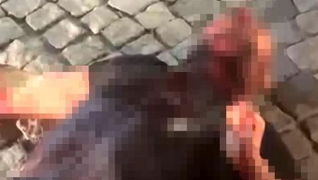 Husumetli olduğu akrabasının boğazını kesip kahvehanenin önüne attı